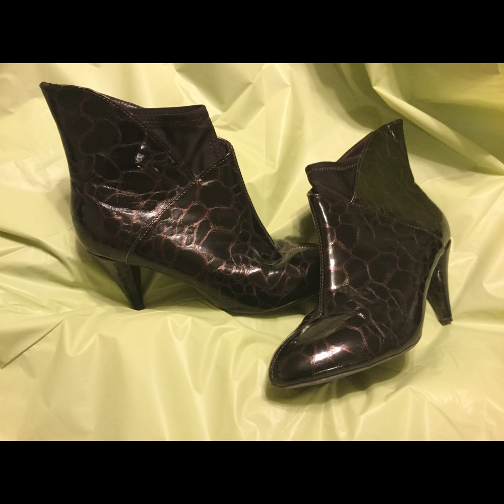Crock print brown booties with inside collar S 7.5
